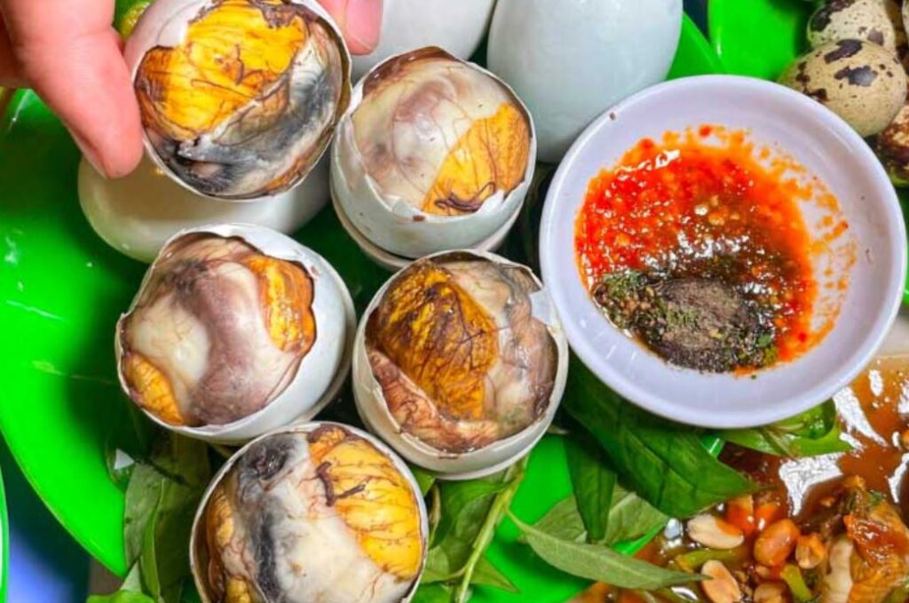 Cách xả xui khi đánh bài - ăn trứng vịt lộn
